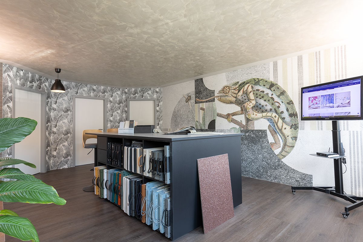 Beratungstisch und Musterauswahl im Showroom Tapetenmeister