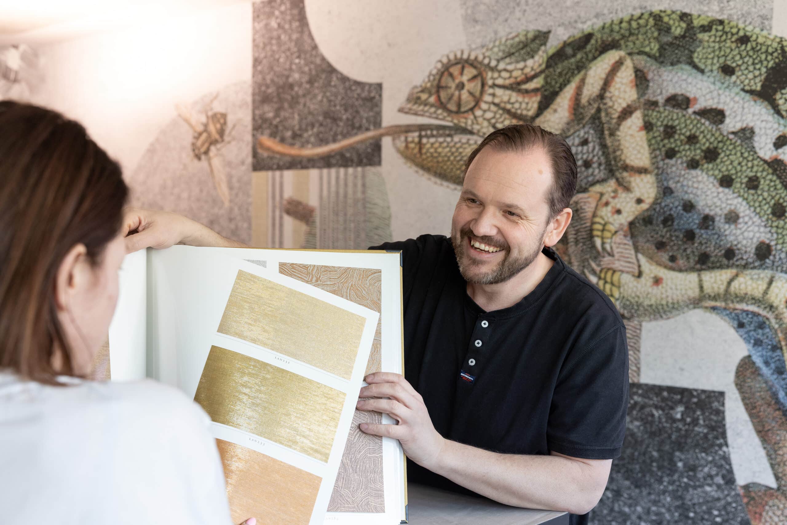 Haptische Tapetenmuster bei einer persönlichen Beratung im Tapeten-Showroom