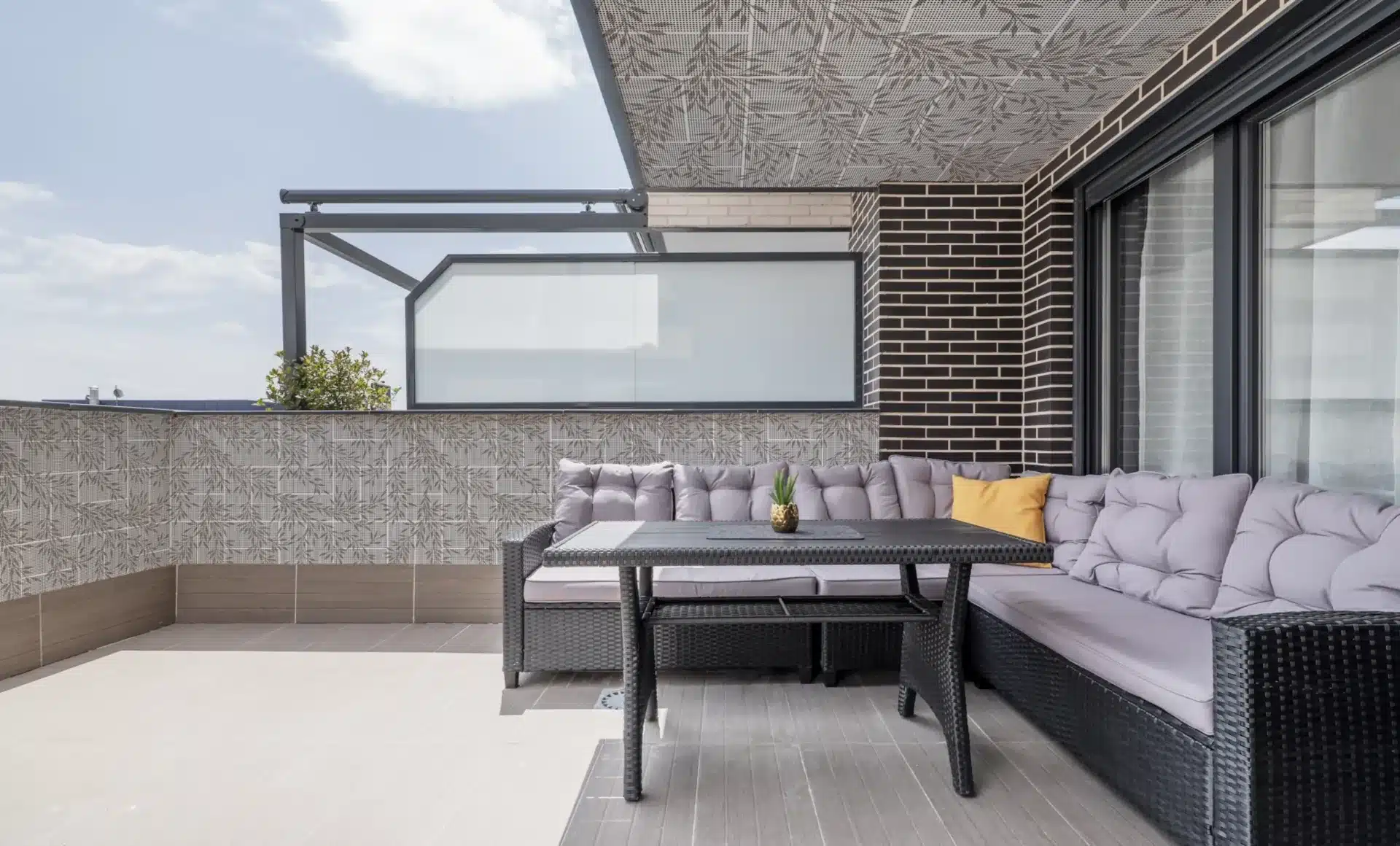 Gestaltungsbeispiel einer überdachten Terrasse mit gemusterter Aussentapete