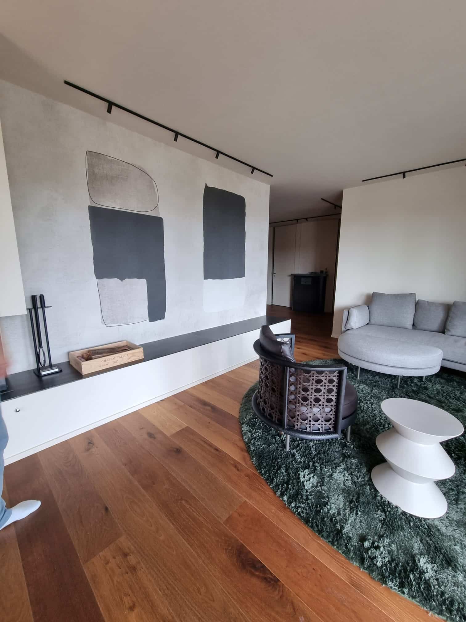 Fertig gestalteter Wohnbereich mit einer Design-Tapete von OneWall