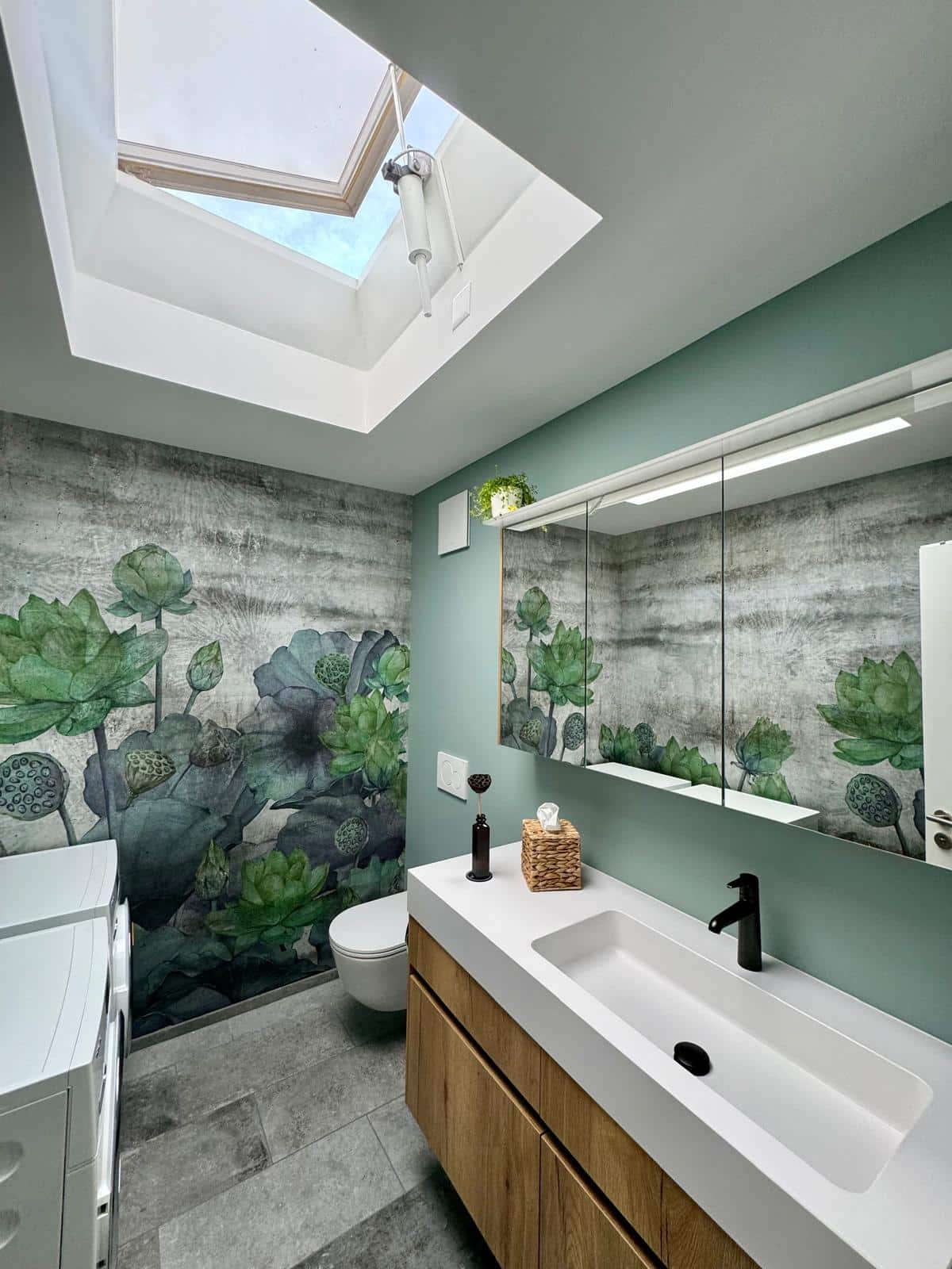 Badezimmer mit botanischer Design-Tapete von Instabilelab und grünem Wandbereich