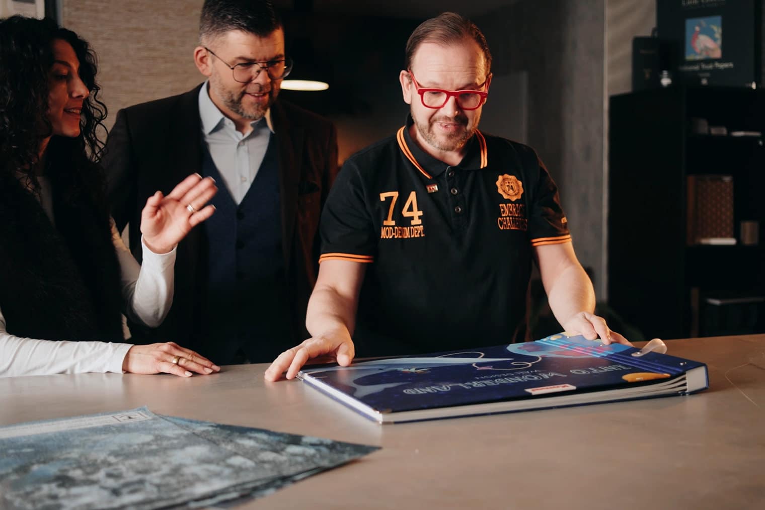 Gemeinsamer Vergleich von Tapetenmustern im Showroom